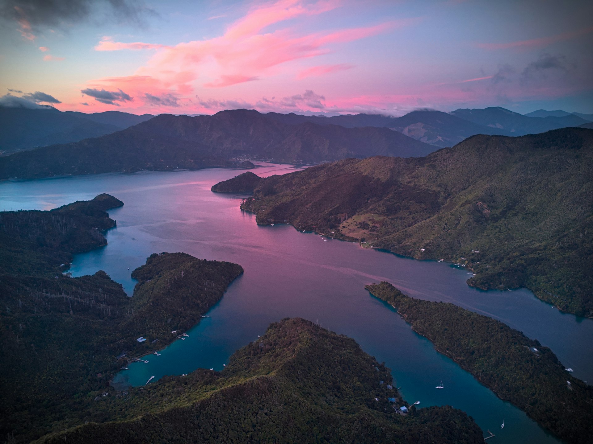 Luftaufnahme der Marlborough Sounds in Neuseeland in der Abenddämmerung